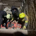 В Івано-Франківську рятувальники дістали чоловіка з котловану на будівельному майданчику
