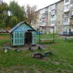 Комісія з благоустрою у Калуші виявила дерева на даху теплового пункту та несанкціоновані обмежувачі руху