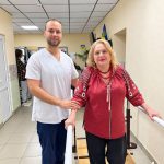 Лікарка з Івано-Франківська відновлює ходьбу після інсульту