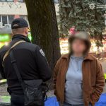 У самому центрі Івано-Франківська жінка відкрито підпалювала український стяг