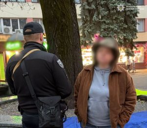 У самому центрі Івано-Франківська жінка відкрито підпалювала український стяг