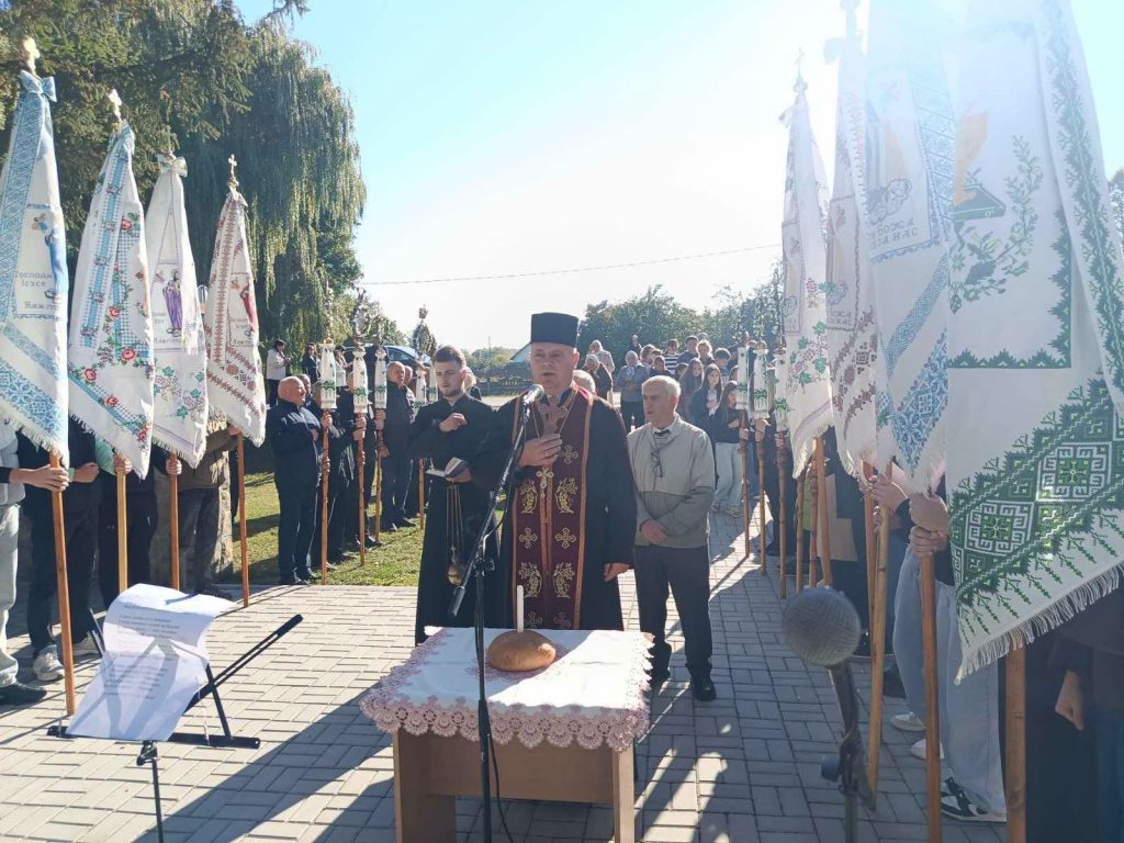 Сьогодні, 1 жовтня, у селі Тисменичани, неподалік від могили, пройшов музично-патріотичний захід
