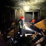 В Івано-Франківську під час гасіння займання рятувальники евакуювали людей із задимленого приміщення