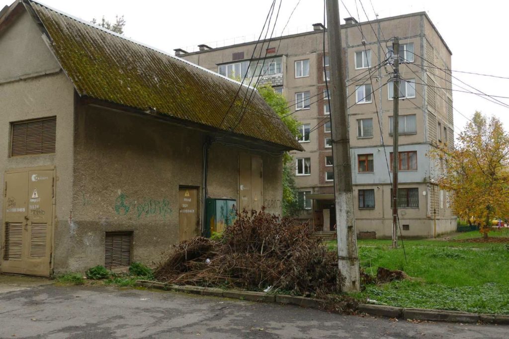 У Калуші оцінили стан благоустрою територій між будинками та прилеглих ділянок