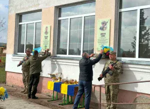 В Острині встановили пам’ятні таблиці на вшанування загиблих воїнів Дмитра Білого та Михайла Шіляка