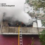 В Івано-Франківську під час пожежі рятувальники вивели на безпечне місце жінку та евакуювали сімох людей