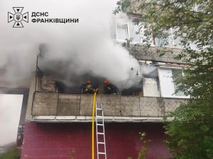 В Івано-Франківську під час пожежі рятувальники вивели на безпечне місце жінку та евакуювали сімох людей