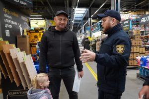 У торгових центрах Прикарпаття рятувальники нагадали про те, як діяти під час повітряної тривоги