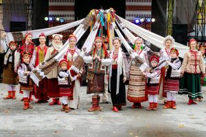 Культурна спадщина Прикарпаття складається з наших традицій, народних пісень, танців та давніх звичаїв