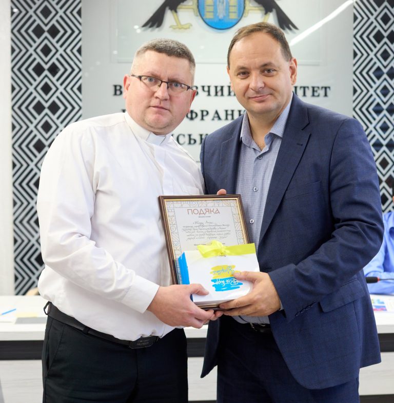 активісти наводили лад на могилах