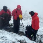 Сніг, мороз і туман: у Карпатах рятувальники вивели з маршруту двох киянок-туристок