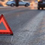 Поблизу Івано-Франківська вантажівка з’їхала з дороги: рух на трасі ускладнений