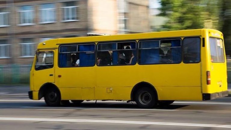 В Івано-Франківську в маршрутного таксі під час руху відпало колесо: оприлюднили відео