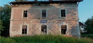 В Надвірнянській громаді закликають зберегти аварійний залізничний вокзал у Лоєвій